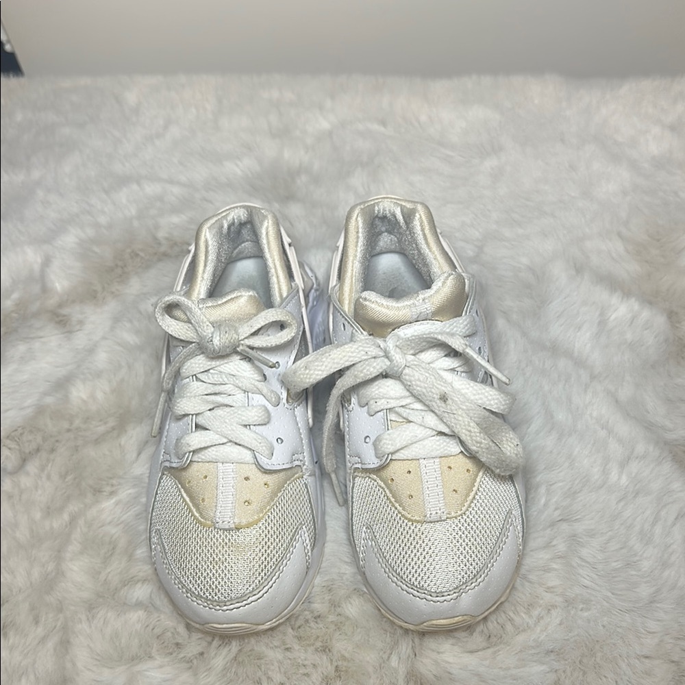 Nike air huarache size 11 C  White and Gold Sneakers with Chunky Design